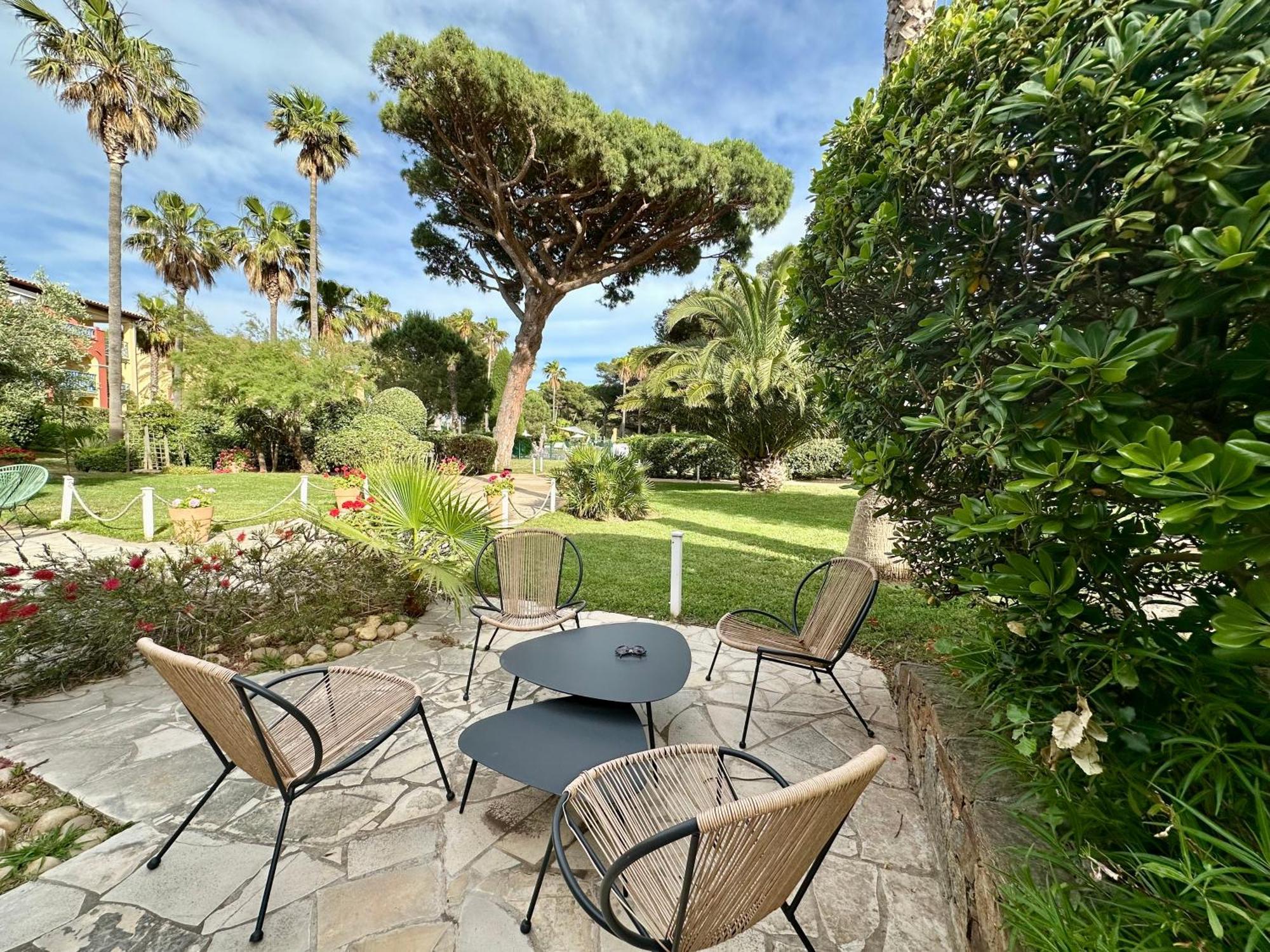 La Badine Clim Balneo Piscine Appart hôtel Hyères